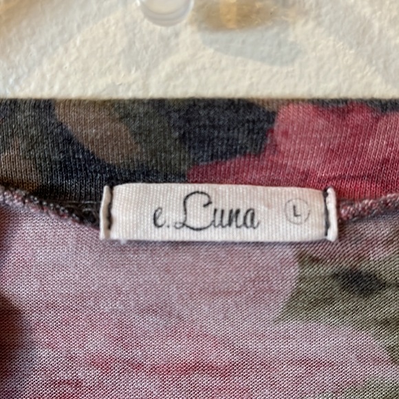 E. Luna, grey floral print top, ruffled sleeves, L, good condition - Picture 2 of 4